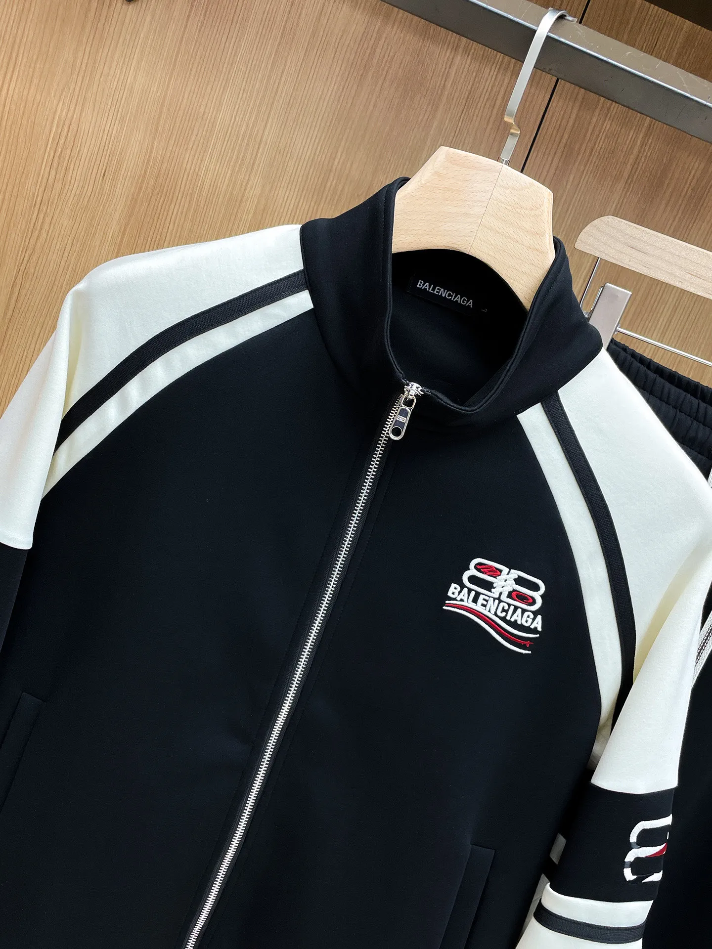 Balenciaga 2026 New Arrival counter Same Style casual suit, Breathable, comfortable and casual! Full of high-end feel! The details are exquisite and high-end, and the workmanship is impeccable! The original Premium fabric is very high-end! The fabric is crisp and anti-wrinkle Wear-Resistant, warm, neat and stylish. Everyone must buy a set this autumn and winter. They must look cool and cool when wearing them. We especially recommend Sizes M-3XL